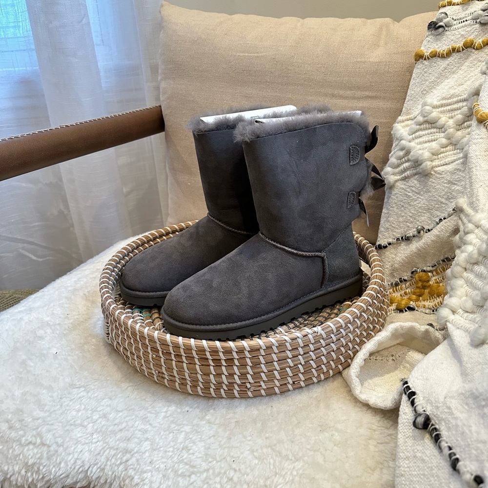 NWT Grey Ugg’s Bailey Bow